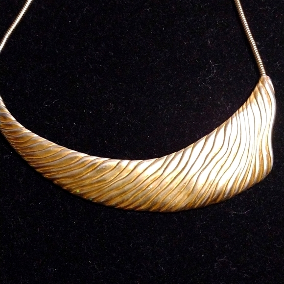 TRIFARI GOLD VINTAGE NECKLACE - Picture 2 of 6